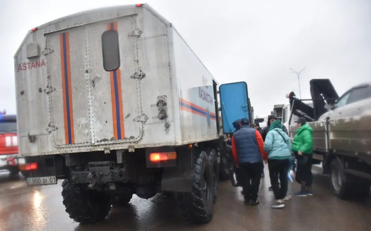 Более 2 тысяч людей перевезли из Петропавловска в Бесколь через затопленную  дорогу