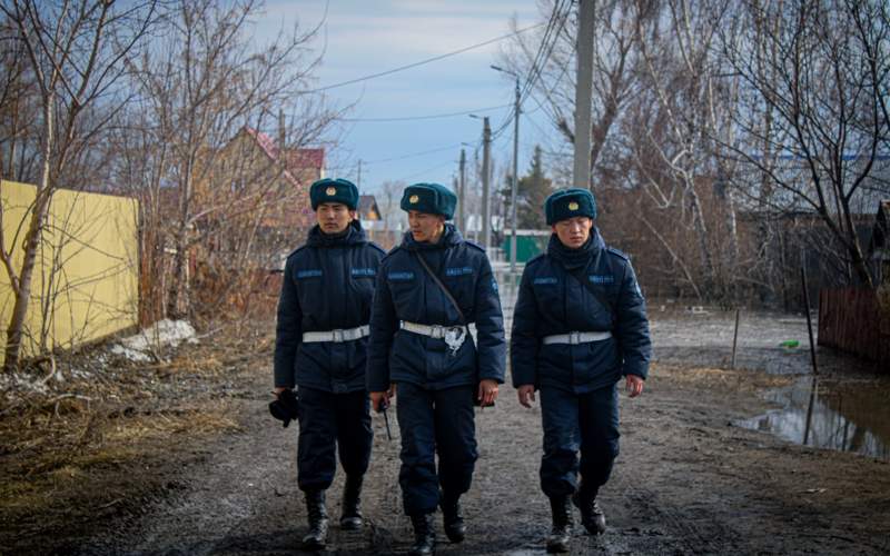 Военнослужащие активно участвуют в ликвидации последствий паводка в СКО