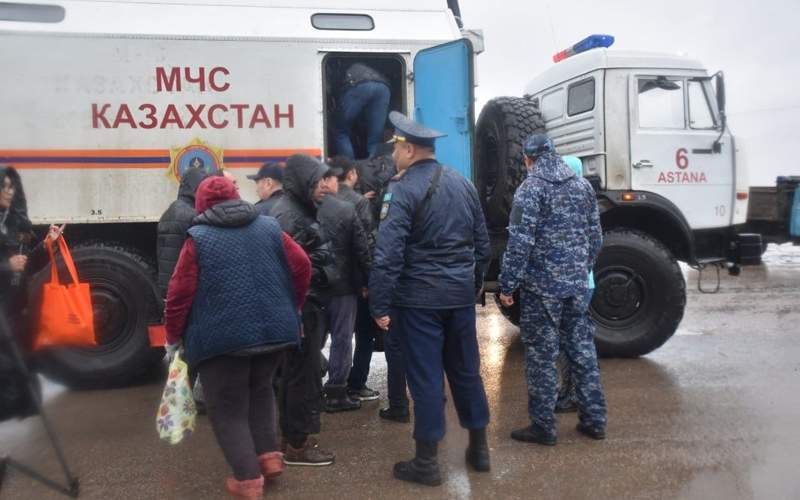 Эвакуация, паводки. Более 2 тысяч людей перевезли из Петропавловска в Бесколь через затопленную дорогу 