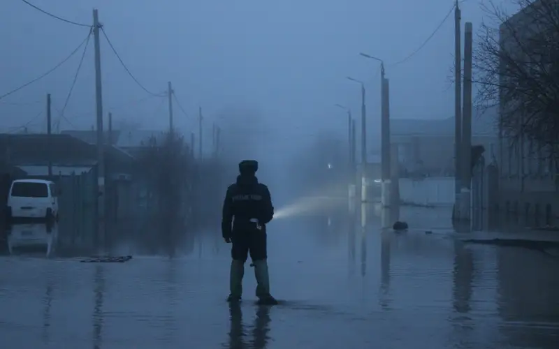 Военнослужащие активно участвуют в ликвидации последствий паводка в СКО