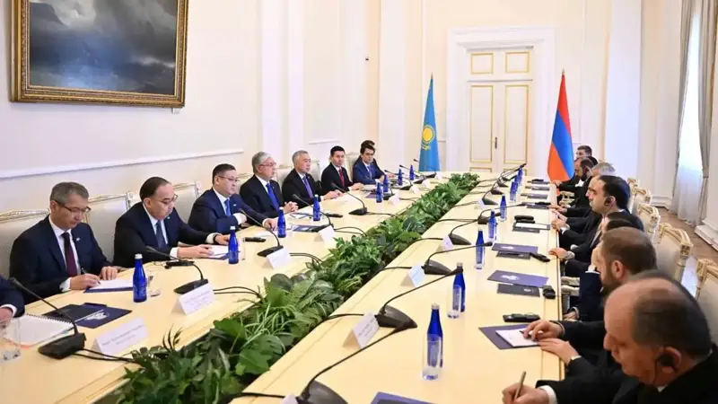 Тоқаев ва Пашинян кенгайтирилган таркибда музокара ўтказди