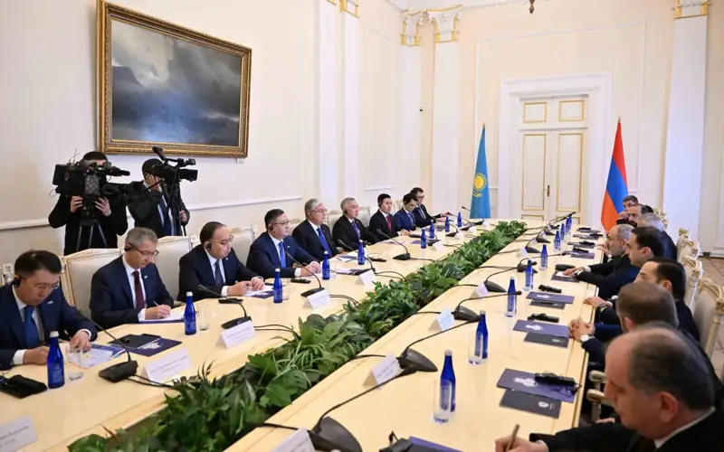 Касым-Жомарт Токаев и Никол Пашинян провели переговоры в расширенном формате