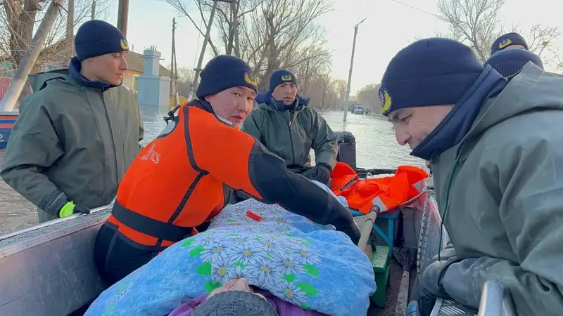 спасатели эвакуируют людей на лодках