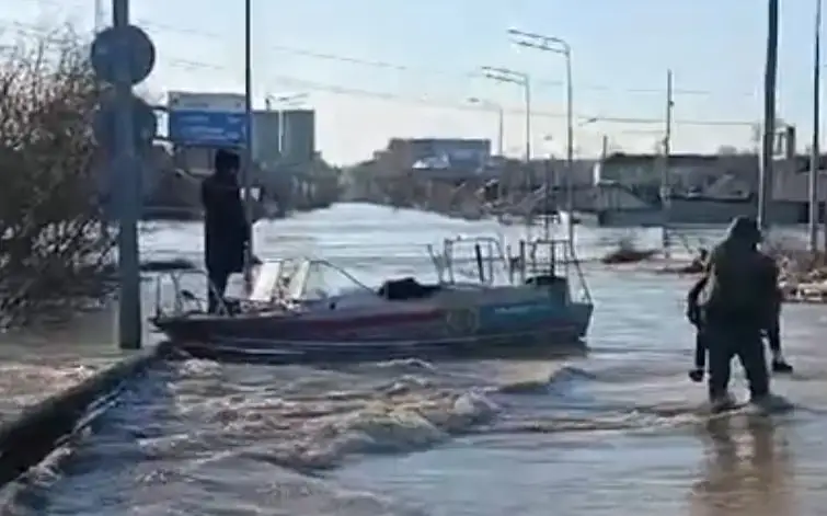 Полицейский донес на спине до лодки больного мальчика 