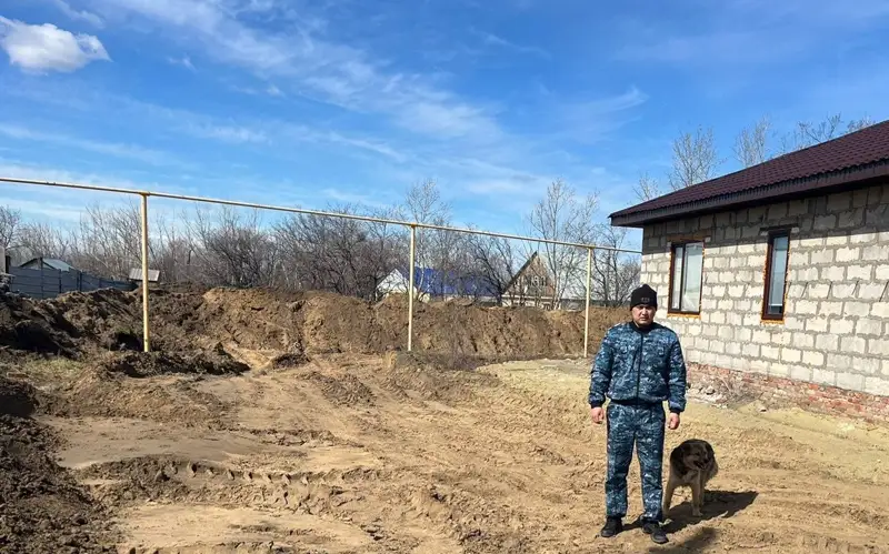 Костанаец возвел дамбу вокруг своего дома 