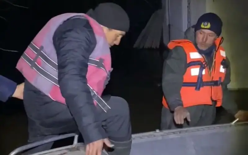 Отрезанного от внешнего мира из-за паводка пастуха спасли в Акмолинской области