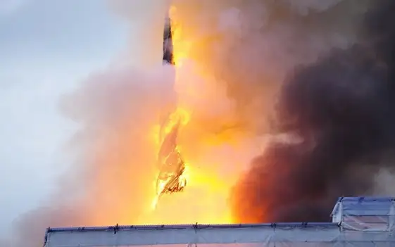 В Копенгагене сгорело здание биржи 17-го века