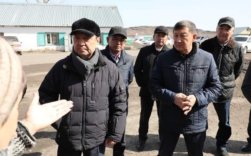 Сенаторы встречаются с жителями пострадавших от паводков областей Сенаторы встречаются с жителями пострадавших от паводков областей