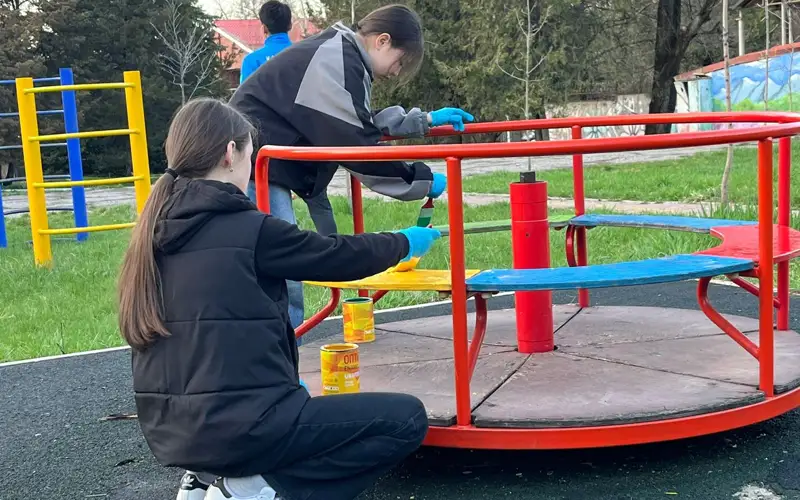 «Алматы — наш общий дом»: получи краску и покрась свой забор