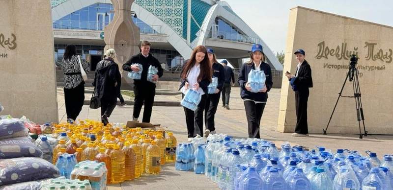 Volunteers continue to assist round the clock. Photo credit: Ministry of Culture and Information