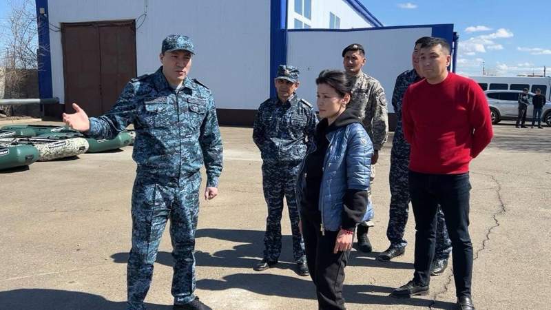 Сенаторы встречаются с жителями пострадавших от паводков областей Сенаторы встречаются с жителями пострадавших от паводков областей