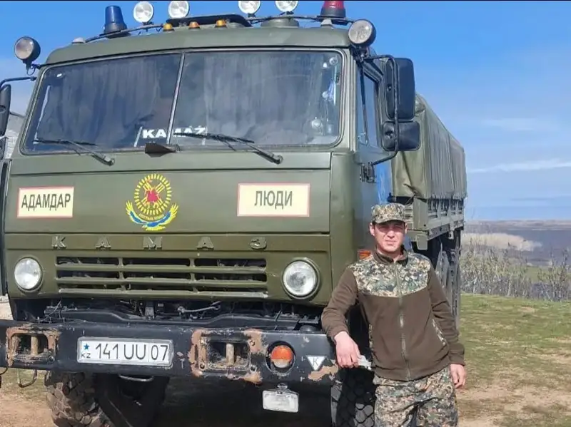 Орал шаҳрида аскар бир ўзи 30 га яқин одамни сув тошқинидан қутқариб қолди