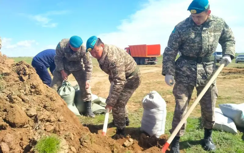 Более трех тысяч военнослужащих борются с паводком в Казахстане