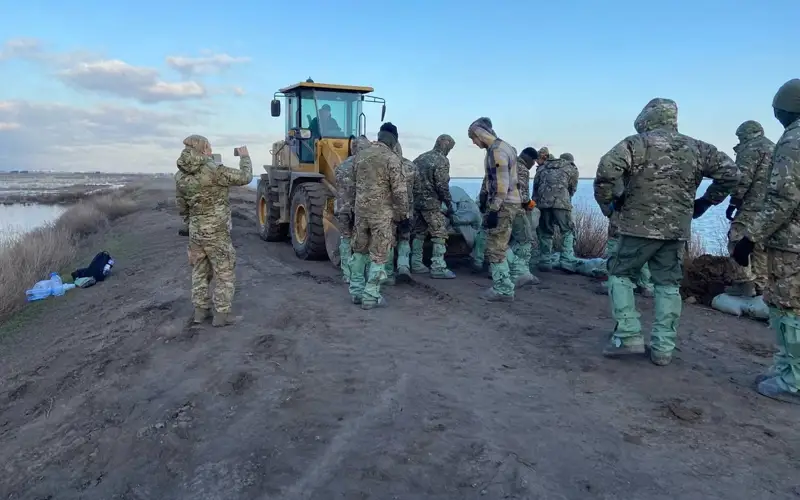 В Акмолинской области борются с размывом дамбы