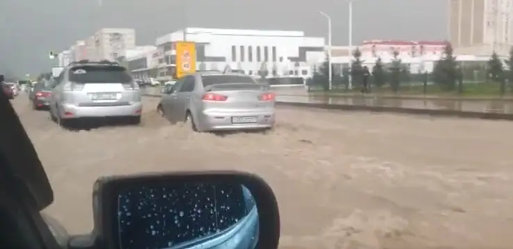  Сильный ливень затопил улицы Шымкента 37 / 80
