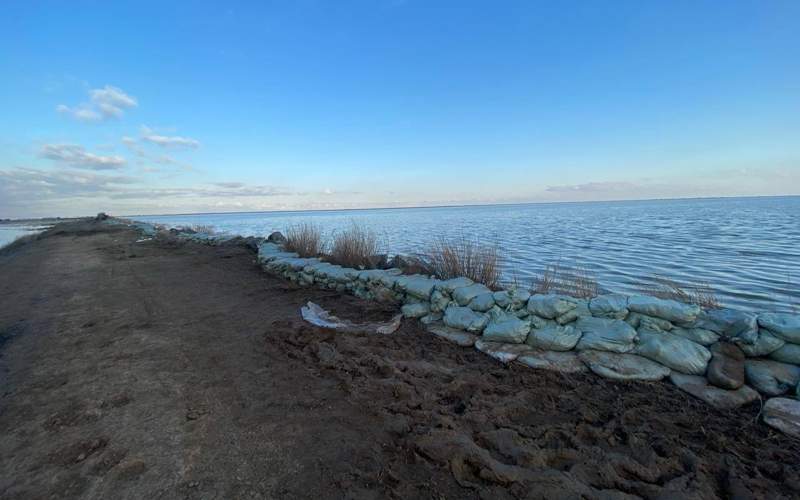 В Акмолинской области борются с размывом дамбы