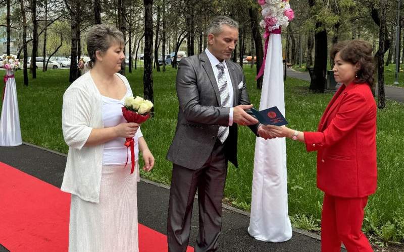 Аллею молодоженов открыли в Алматы Аллею молодоженов открыли в Алматы