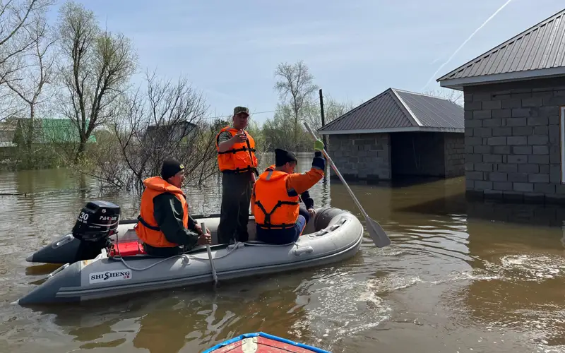 Спасатели на лодке во время паводка