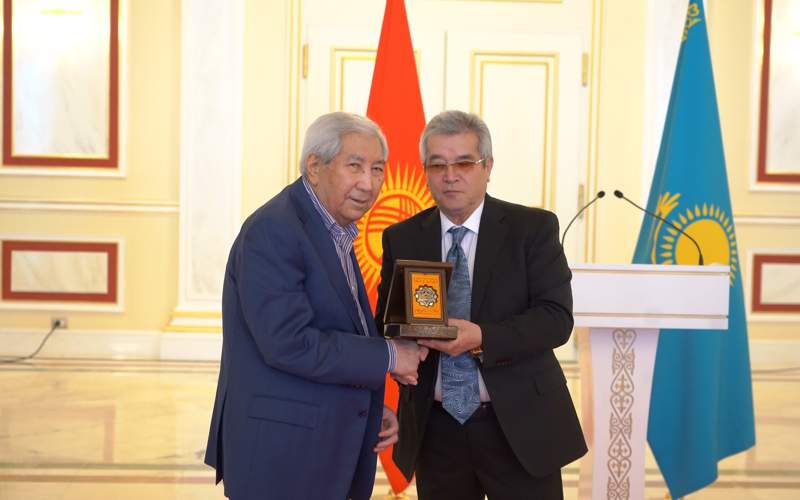 Ряд деятелей культуры Казахстана наградили госнаградами Кыргызстана Ряд деятелей культуры Казахстана наградили госнаградами Кыргызстана