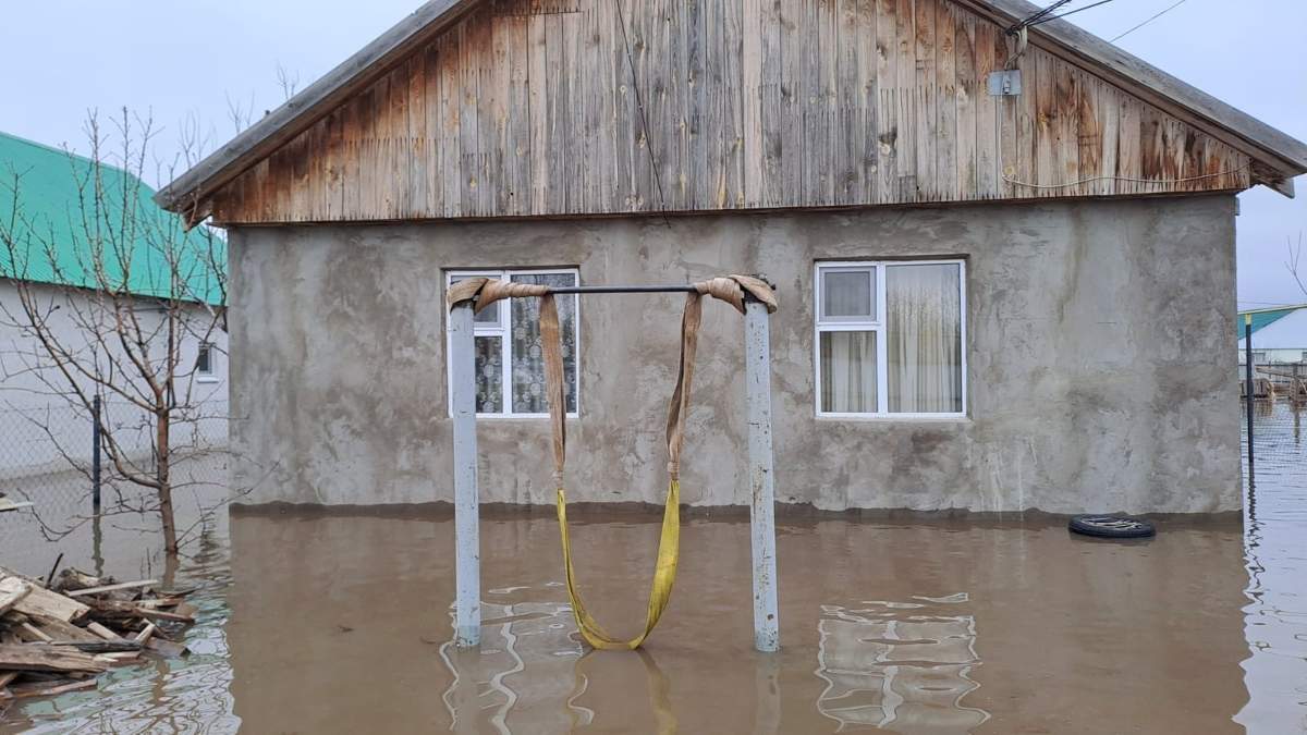 Үйдегі порно жасырын камера әйел әтешті жұлып алады