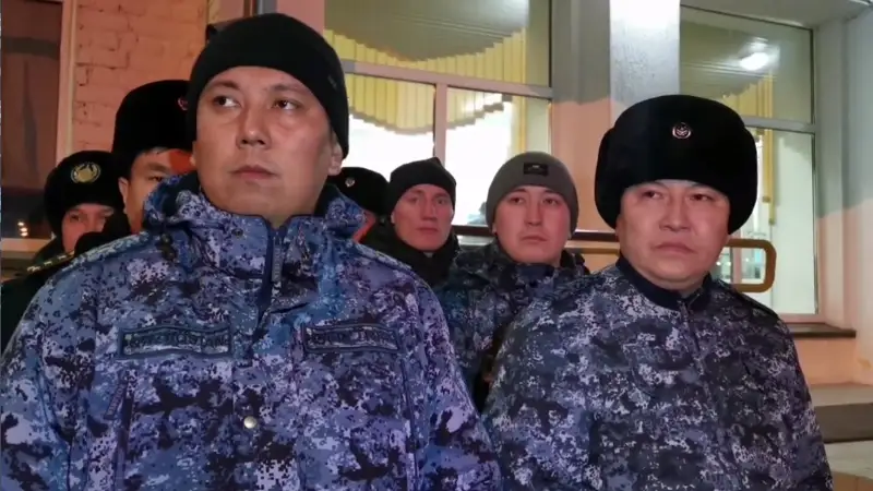 полиция патрулирует затопленные районы