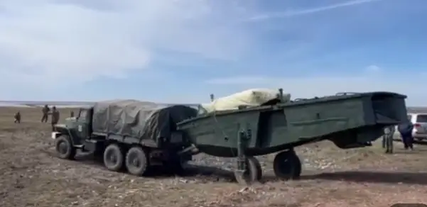 Военные инженеры оборудуют паромную переправу в Акмолинской области