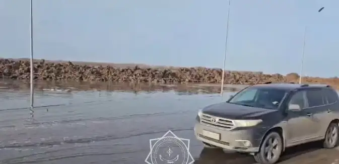 Талая вода затопила проспект Улы Дала в Астане