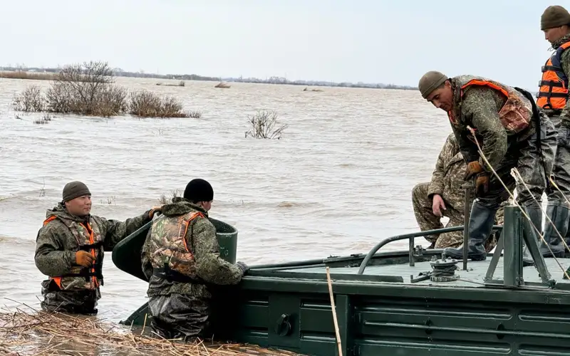 Военные инженеры доставляют гуманитарную помощь паромной переправой в СКО