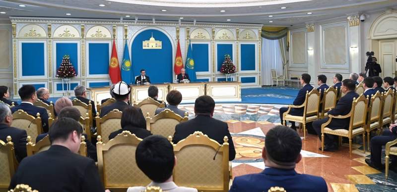 Касым-Жомарт Токаев и Садыр Жапаров провели брифинг для представителей СМИ Касым-Жомарт Токаев и Садыр Жапаров провели брифинг для представителей СМИ