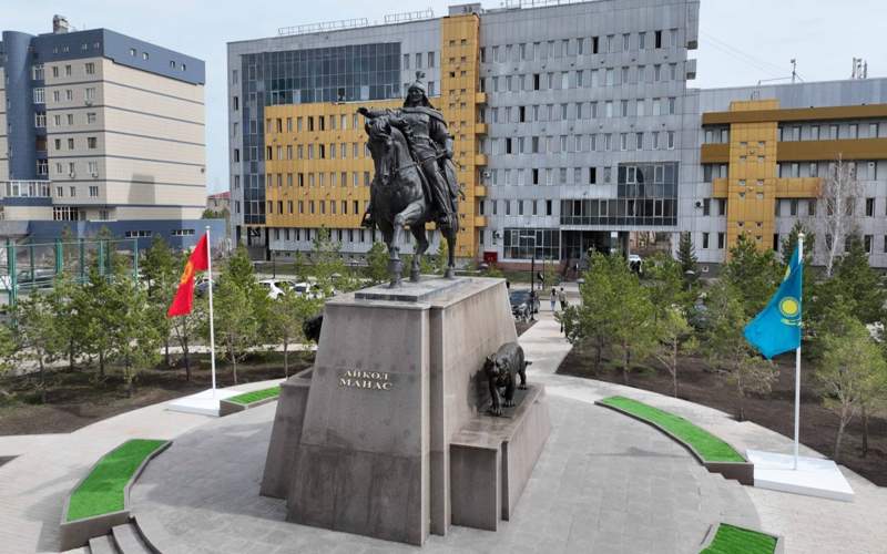 Касым-Жомарт Токаев и Садыр Жапаров открыли памятник Айкол Манасу в Астане Касым-Жомарт Токаев и Садыр Жапаров открыли памятник Айкол Манасу в Астане