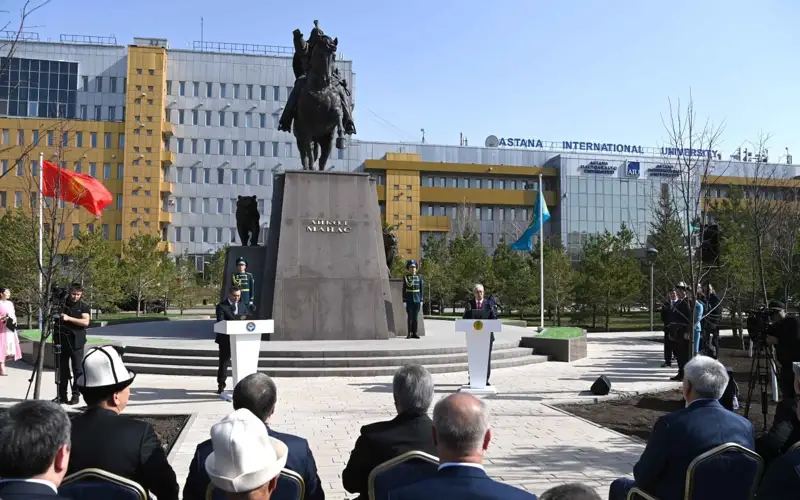 памятник Манасу