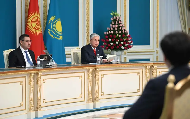 Касым-Жомарт Токаев и Садыр Жапаров провели брифинг для представителей СМИ