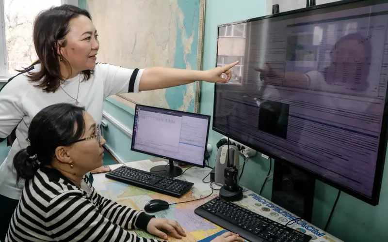 Работники сейсмостанции