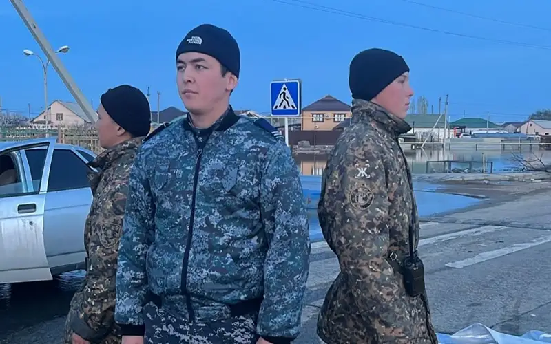 1200 гвардейцев помогают жителям северных и южных регионов РК, пострадавших от паводков 