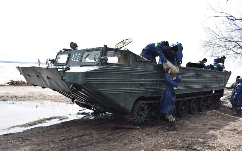 Военные инженеры доставляют гуманитарную помощь паромной переправой в СКО