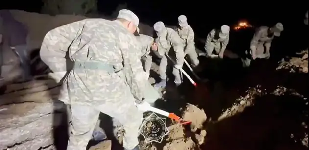 В Уральске укрепляют дамбу