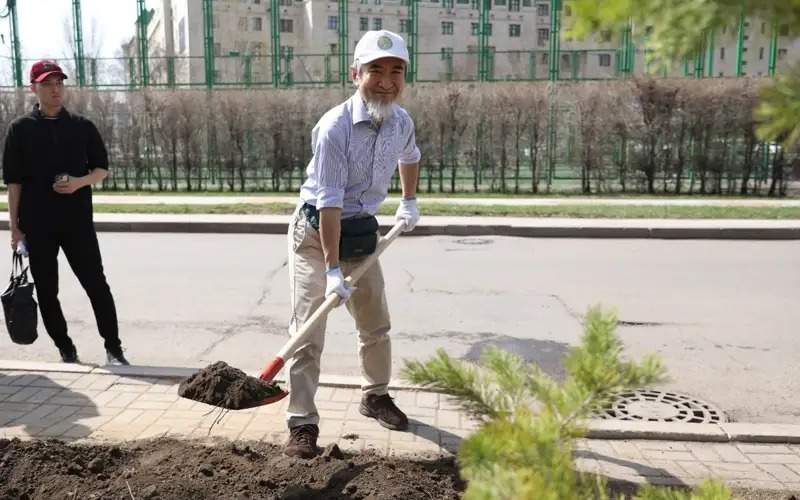 Japan&rsquo;s Ambassador takes part in Taza Kazakhstan eco campaign