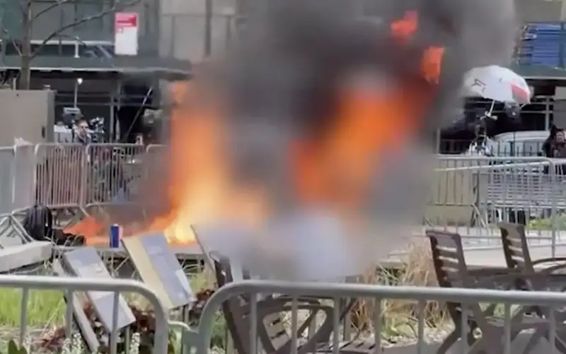 Трамп устидан суд жараёни давом этаётган Нью-Йорк суд биноси олдида бир киши ўзини ёқиб юборди