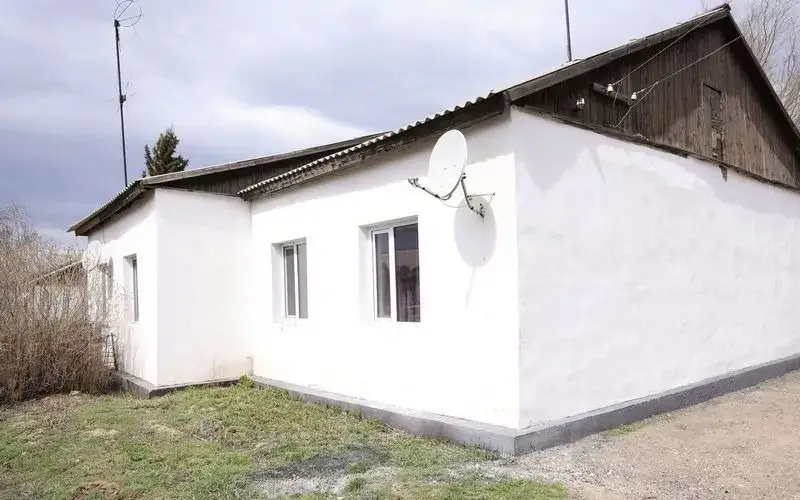 Flood-affected people return home