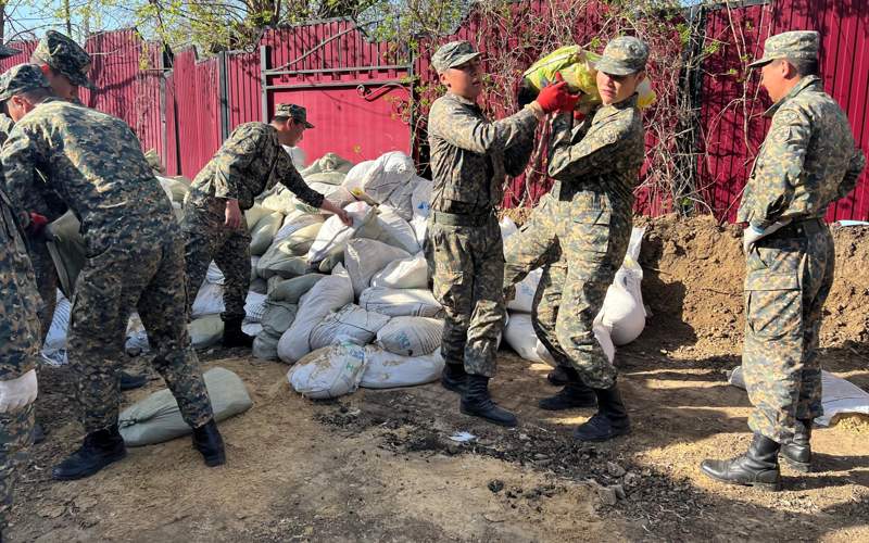 Gvardeıtsy borıýtsıa s navodnenııamı na zapade Kazahstana