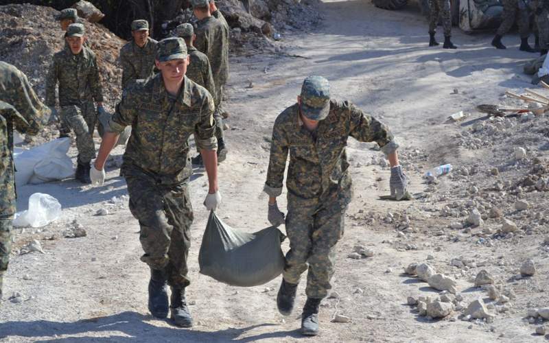 Gvardeıtsy borıýtsıa s navodnenııamı na zapade Kazahstana