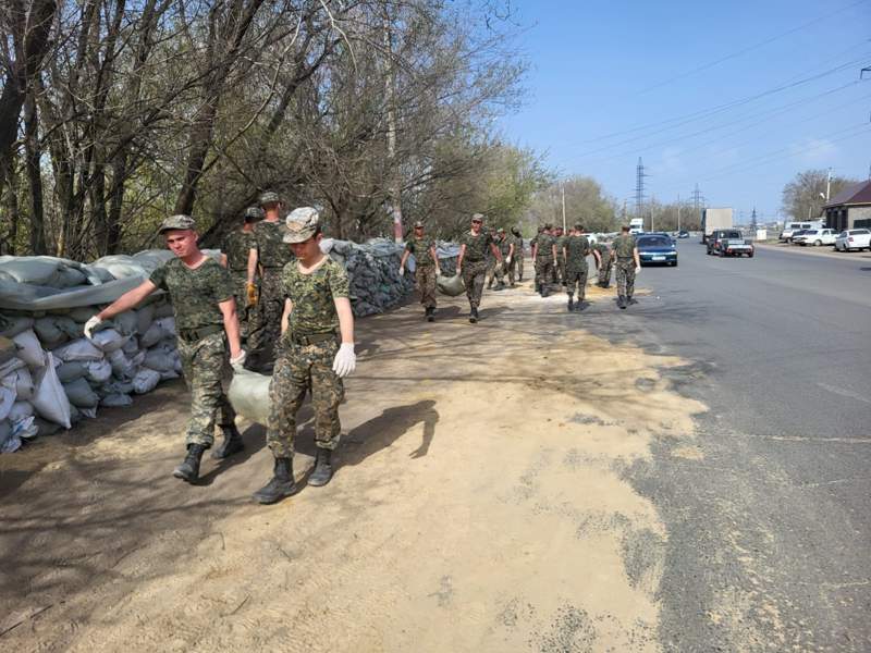 Гвардейцы борются с наводнениями на западе Казахстана