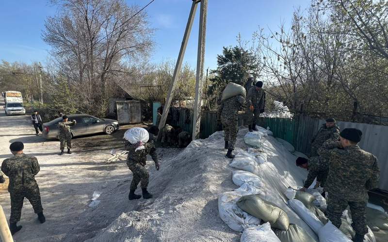 Гвардейцы борются с наводнениями на западе Казахстана