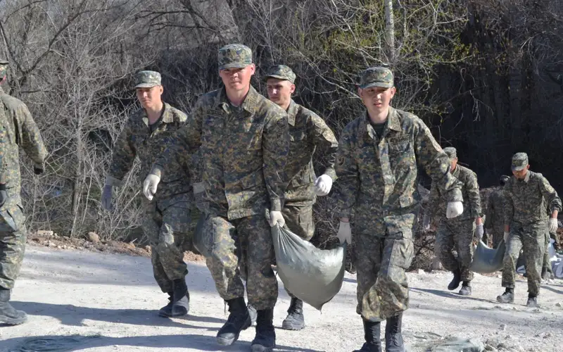 Гвардейцы борются с наводнениями на западе Казахстана