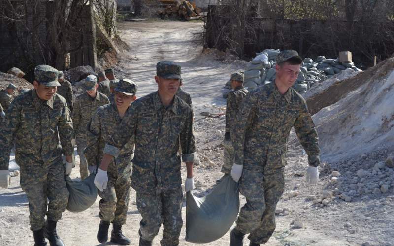 Гвардейцы борются с наводнениями на западе Казахстана