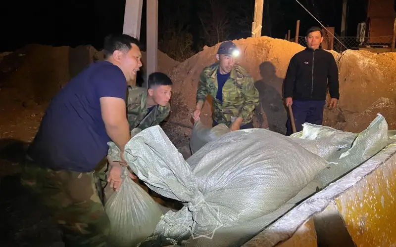 В Уральске сводная группа ДЧС Мангистауской области укрепляет дамбу