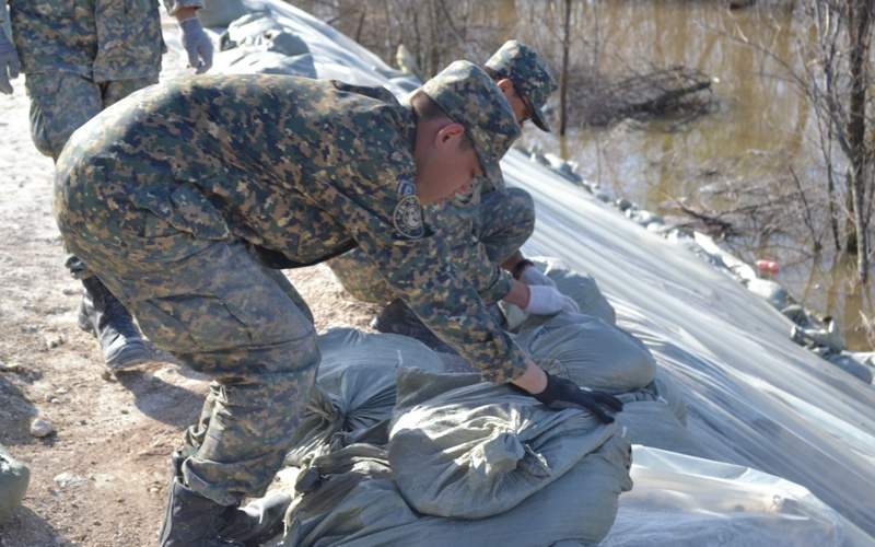 Гвардейцы борются с наводнениями на западе Казахстана