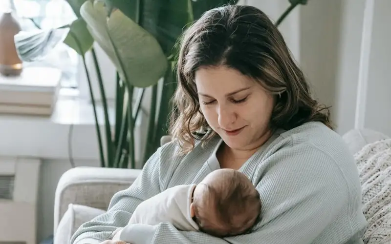 Около 100 детей родили казахстанки старше 50 лет