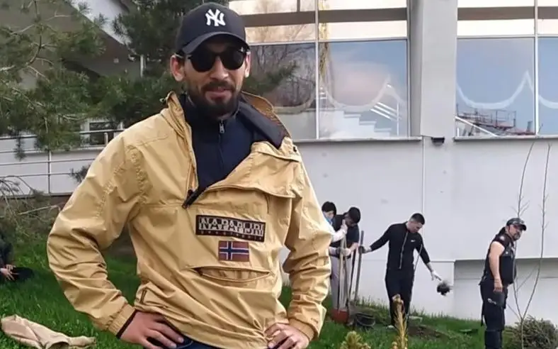 Звезды эстрады высадили более 500 саженцев в Алматы