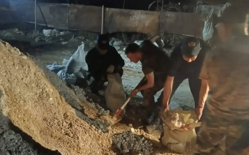 ДЧС Карагандинской области укрепляют дамбы дачного общества города Уральск